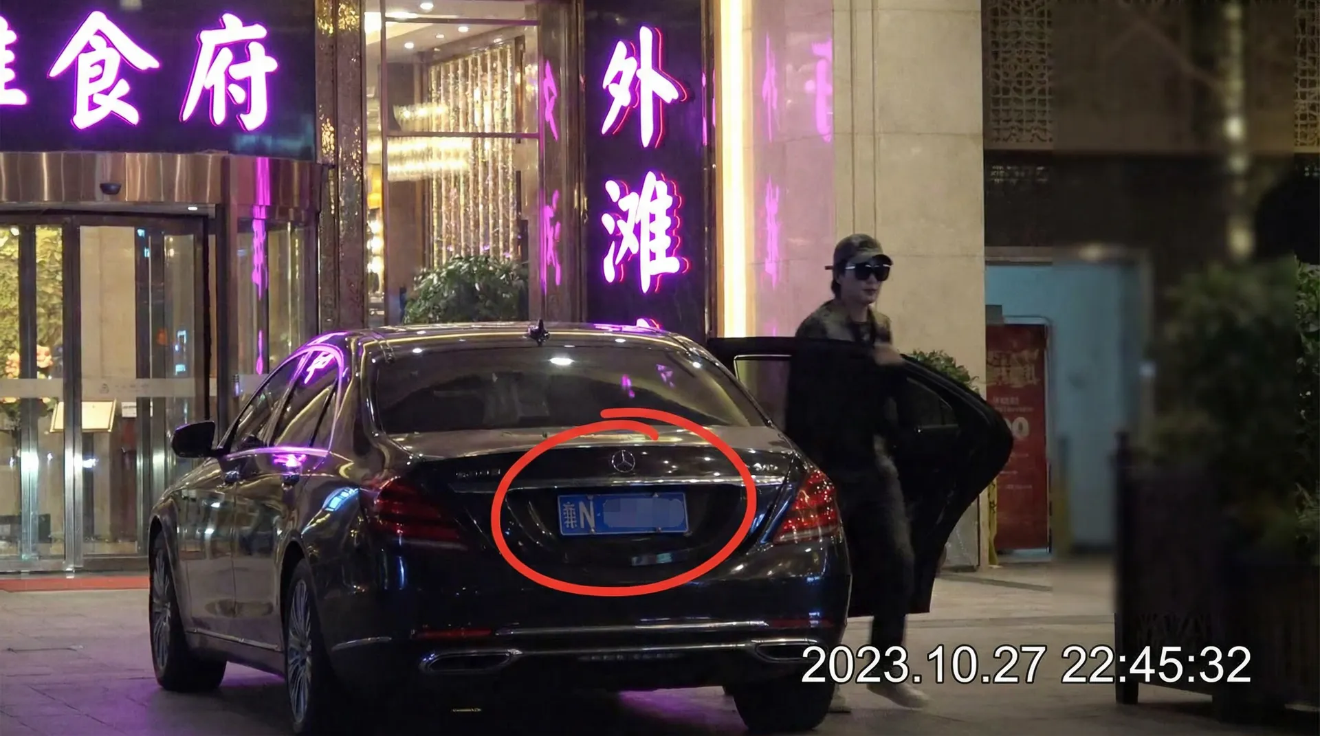 黑料暗网 - 豪车餐厅外被拍